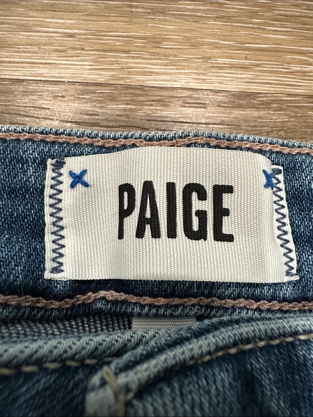 Like New! PAIGE High Rise Laurel Canyon Straight Leg Slight Flair Jeans - Picture 2 of 8